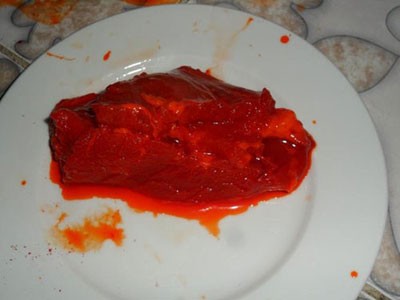 Để thịt lợn có màu đỏ giống như thịt bò, các quán ăn, nhà hàng phải đem rửa miếng thịt này trong nước sạch. Cho đến khi miếng thịt có màu đỏ giống như thịt bò.